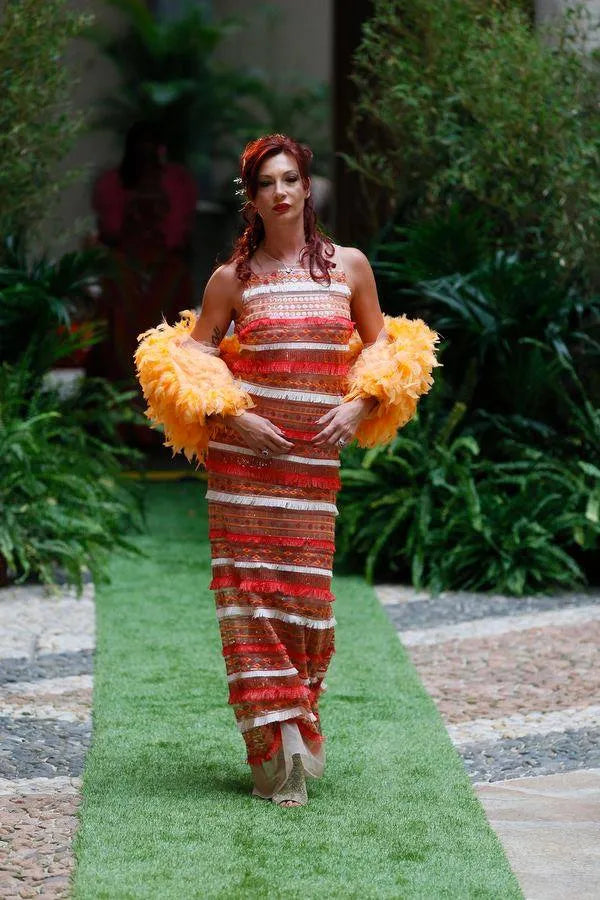 Abito in tulle con inserti di frange e pailettes, corredato in sottoveste color nudo