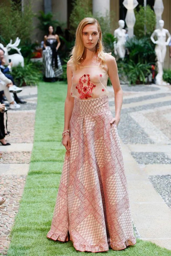 Gonnellone in broccato di seta, top in tulle nudo con ricamo sul davanti