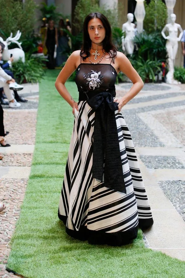 Top in tulle con ricamo sul davanti,  gonnellone in grò